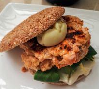 Hamburguesas de salmón con mahonesa de wasabi Hamburguesas de salmón con mahonesa de wasabi