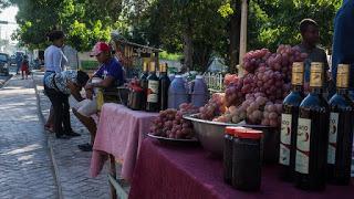 Arnoly, mujer trabajadora de barrio,vendedora de uvas, vinos y mermeladas.