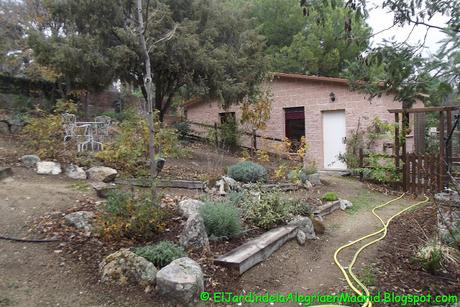 Proyecto de una terracita en zona del jardín con pendiente Proyecto de una terracita en zona del jardín con pendiente