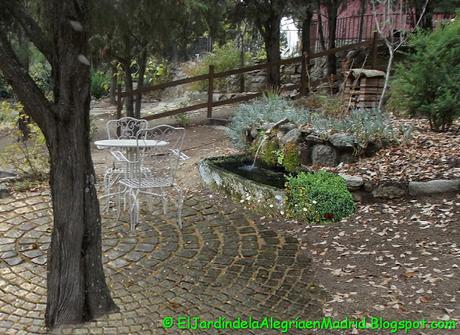Proyecto de una terracita en zona del jardín con pendiente Proyecto de una terracita en zona del jardín con pendiente
