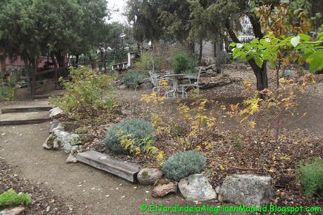 Proyecto de una terracita en zona del jardín con pendiente Proyecto de una terracita en zona del jardín con pendiente