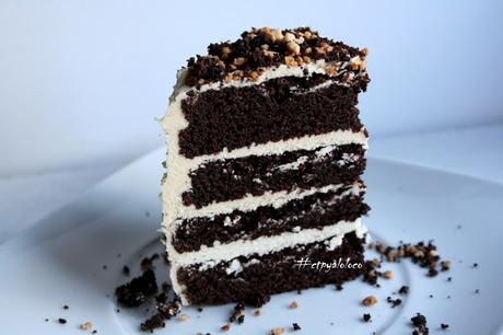 Layer cake de chocolate y crema de vainilla Layer cake de chocolate y crema de vainilla