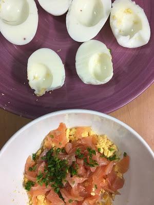 Huevos Rellenos De Salmón Ahumado Y Salsa De Yogourt Huevos Rellenos De Salmón Ahumado Y Salsa De Yogourt