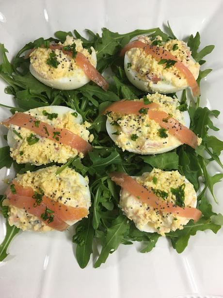 Huevos Rellenos De Salmón Ahumado Y Salsa De Yogourt Huevos Rellenos De Salmón Ahumado Y Salsa De Yogourt