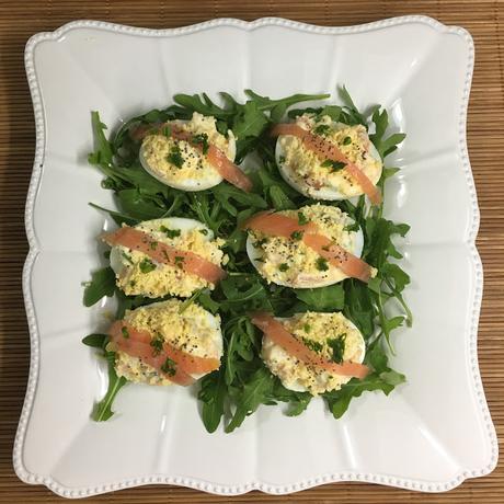 Huevos Rellenos De Salmón Ahumado Y Salsa De Yogourt Huevos Rellenos De Salmón Ahumado Y Salsa De Yogourt