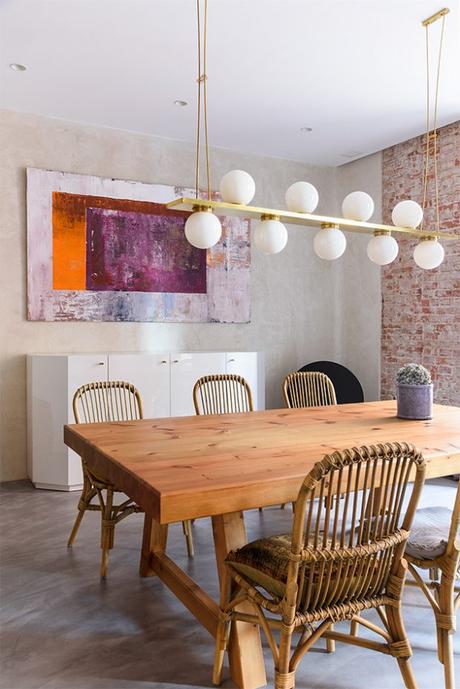 Ultra violet para interiores. Atreverse con el terciopelo mesa de comedor con lampara bolas