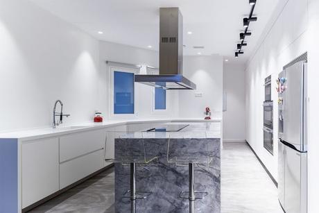 Ultra violet para interiores. Atreverse con el terciopelo cocina fria y minimalista