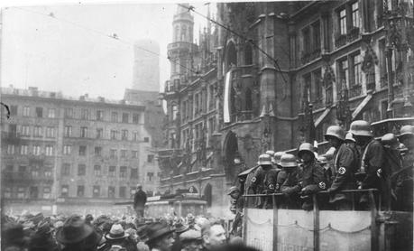 Bundesarchiv Bild 119-1486, Hitler-Putsch, München, Marienplatz.jpg