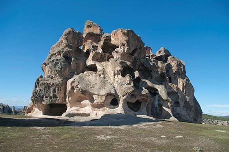 Vista de la cara nordeste de una necrópolis excavada en la roca con varias tumbas frigias. Esta necrópolis se encuentra al sur del Monumento de Midas, en Yazılıkaya (literalmente “roca inscrita”en turco), Eskişehir - Turquía