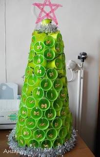 Haz lindos adornos navideños con botellas y vasos reciclados