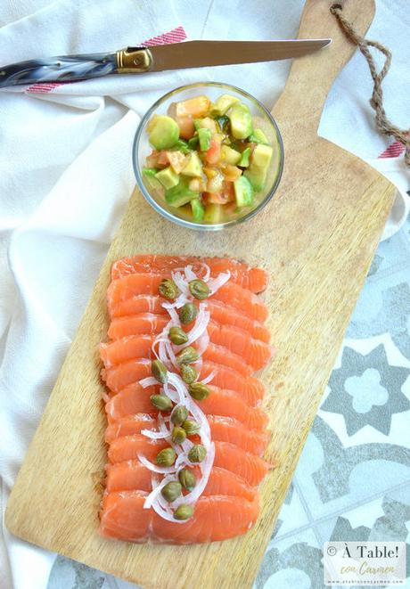 Salmón Marinado al Limón con Alcaparras y Cebolla