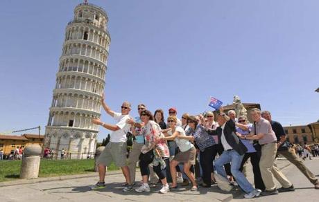 Los memes más disparatados sobre la Torre de Pisa Turistas sujetando la torre de Pisa
