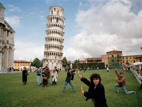 Los memes más disparatados sobre la Torre de Pisa Meme sujetando la torre de Pisa