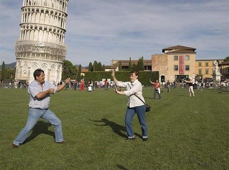 Los memes más disparatados sobre la Torre de Pisa Sujetando torre de Pisa