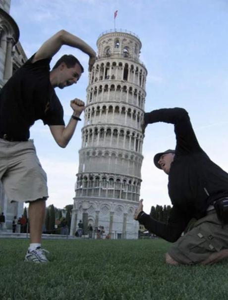 Los memes más disparatados sobre la Torre de Pisa Sujetando la Torre