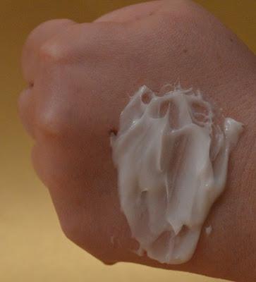 Consigue un pelo sedoso de la raíz a las puntas con la línea de Proteínas de Cachemira y Aceite de Amaranto de ZIAJA