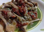 Salteado setas tomates secos Funghi pioppini pomodori secchi