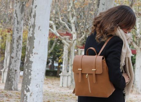 bloguera moda con mochila de mujer marrón primeriti 