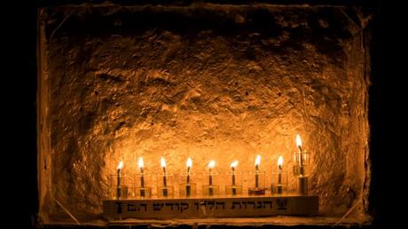Janukiá de aceite en una casa en la Ciudad Vieja. Foto de Yehoshua Halevi. 10 deslumbrantes fotos de Janucá en Israel.