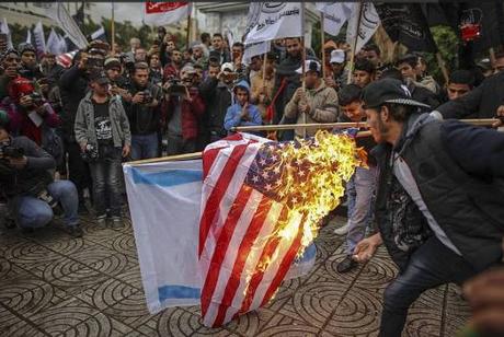 manifestantes quemando banderas de Estados Unidos y de Israel (cuenta Twitter de QUDSN, 6 de diciembre de 2017). manifestantes quemando banderas de Estados Unidos y de Israel (cuenta Twitter de QUDSN, 6 de diciembre de 2017).