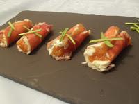 Rollitos de jamón con queso crema y membrillo y tartaletas