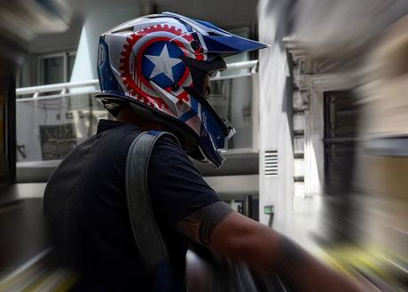 Retrato motociclista con casco con una estrella.