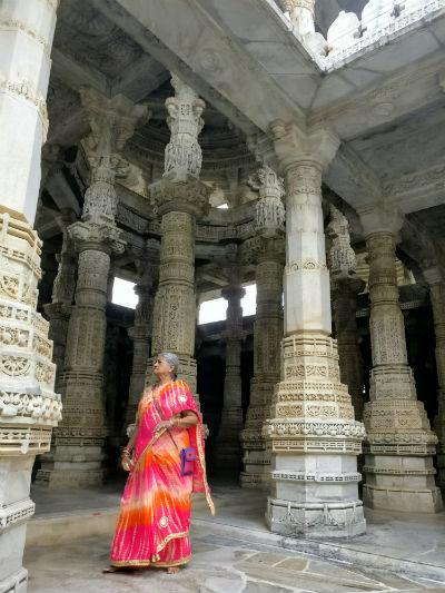 Mount Abu: escapada a las montañas de Rajastán mujer-Ranakpur