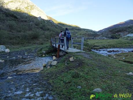 Cruzando el Río San Isidro bajo el Fielato