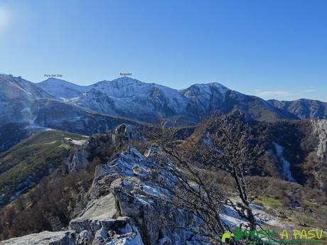 Pico Nogales y del Oso desde la Peña Llagarello