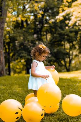 Niña jugado con globos en la boda Niña jugado con globos en la boda