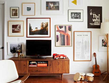 Retro style. Decoracion con toques nostalgicos cuadros alrededor de la tele