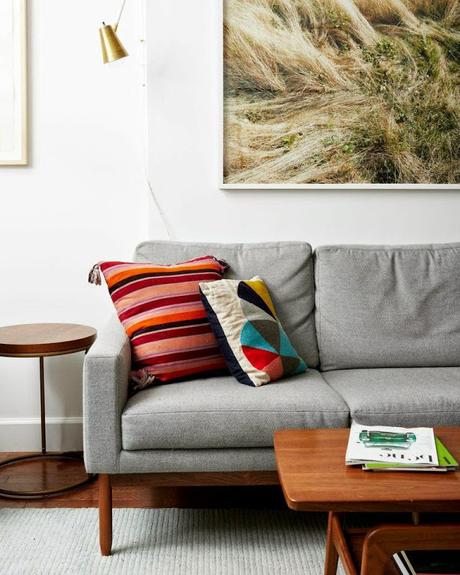 Retro style. Decoracion con toques nostalgicos cuadro sobre el sofa