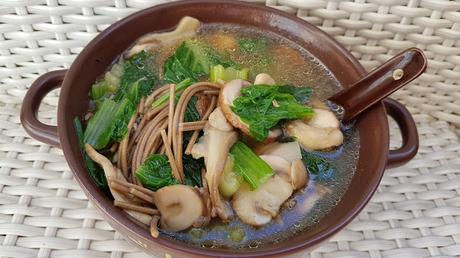 Sopa de fideos soba con setas y col china