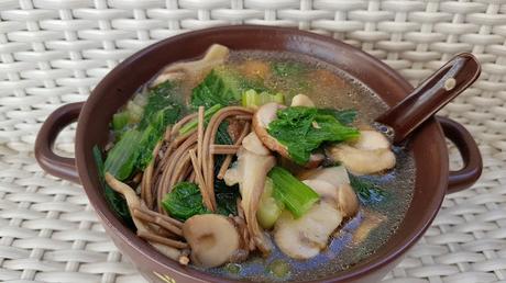 Sopa de fideos soba con setas y col china