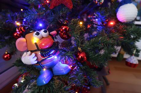 Mr Potato elige montar nuestro árbol de Navidad antes de cumplir sus 65 años Mr Potato elige montar nuestro árbol de Navidad antes de cumplir sus 65 años