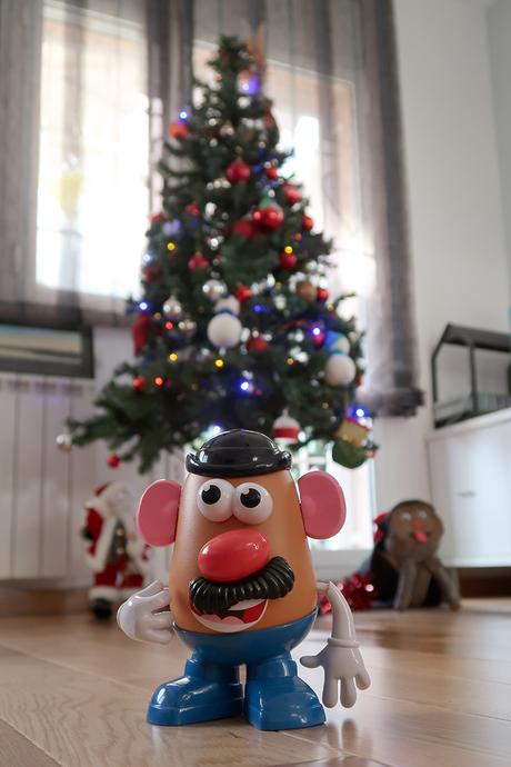 Mr Potato elige montar nuestro árbol de Navidad antes de cumplir sus 65 años Mr Potato elige montar nuestro árbol de Navidad antes de cumplir sus 65 años