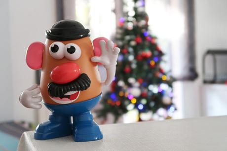 Mr Potato elige montar nuestro árbol de Navidad antes de cumplir sus 65 años Mr Potato elige montar nuestro árbol de Navidad antes de cumplir sus 65 años