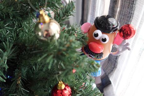 Mr Potato elige montar nuestro árbol de Navidad antes de cumplir sus 65 años Mr Potato elige montar nuestro árbol de Navidad antes de cumplir sus 65 años