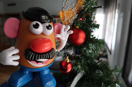 Mr Potato elige montar nuestro árbol de Navidad antes de cumplir sus 65 años Mr Potato elige montar nuestro árbol de Navidad antes de cumplir sus 65 años