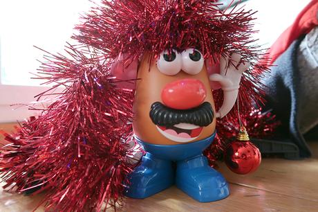 Mr Potato elige montar nuestro árbol de Navidad antes de cumplir sus 65 años Mr Potato elige montar nuestro árbol de Navidad antes de cumplir sus 65 años