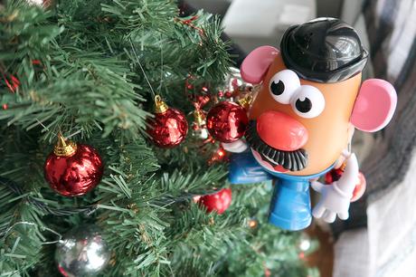 Mr Potato elige montar nuestro árbol de Navidad antes de cumplir sus 65 años Mr Potato elige montar nuestro árbol de Navidad antes de cumplir sus 65 años
