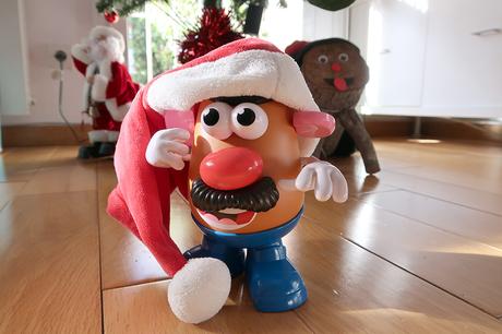 Mr Potato elige montar nuestro árbol de Navidad antes de cumplir sus 65 años Mr Potato elige montar nuestro árbol de Navidad antes de cumplir sus 65 años