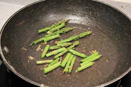 Salmón al cava con setas y espárragos verdes