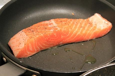 Salmón al cava con setas y espárragos verdes