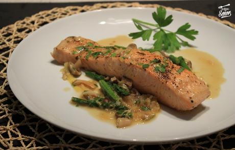 Salmón al cava con setas y espárragos verdes