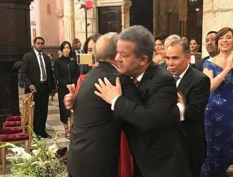 El Abrazo de Danilo y Leonel en boda de Candy Sibeli.