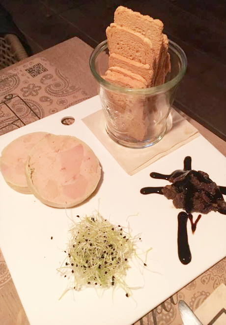 Foie Micuit con vinagreta de frutos secos con tostadas