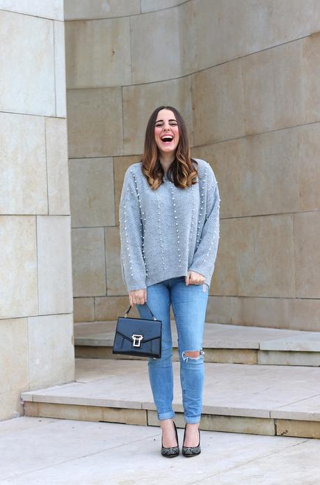 Otoño con jersey de perlas y jeans