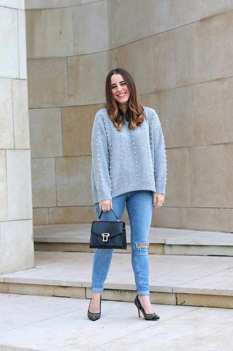 Otoño con jersey de perlas y jeans