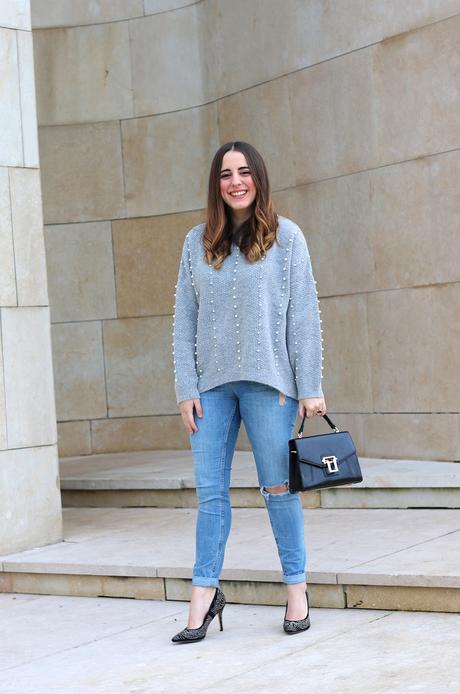 Otoño con jersey de perlas y jeans